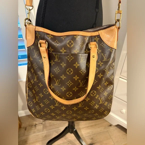 LOUIS VUITTON
Monogram Canvas Odeon GM - Picture 2 of 16